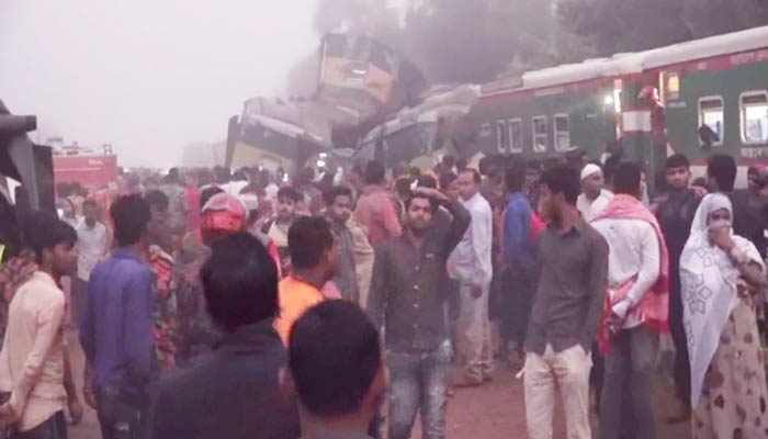 আটকেপড়া যাত্রীদের দেওয়া হচ্ছে খাবার ও পানি