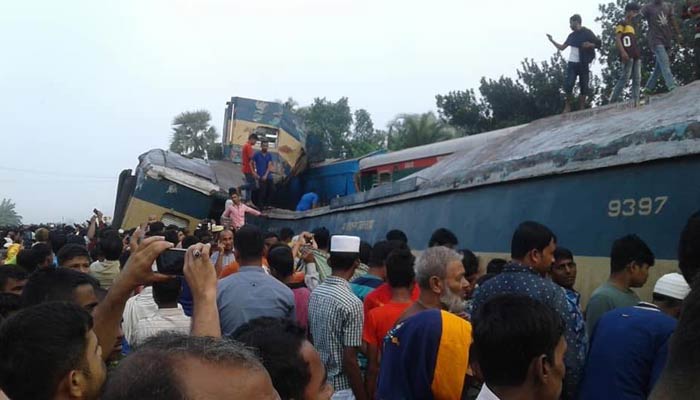 যেভাবে দুই ট্রেনের মুখোমুখি সংঘর্ষ