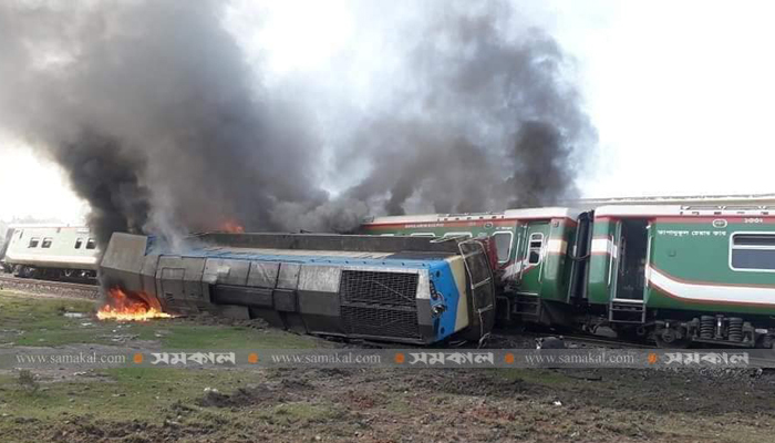 আগুনে পুড়ল রংপুর এক্সপ্রেসের ৫ বগি, আহত ২৫