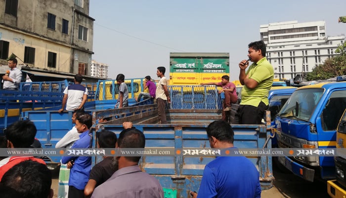 ট্রাক শ্রমিকদের অনির্দিষ্টকালের ধর্মঘট চলছে