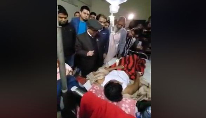 নুরকে দেখতে গিয়ে শিক্ষার্থীদের তোপের মুখে ঢাবি উপাচার্য-প্রক্টর