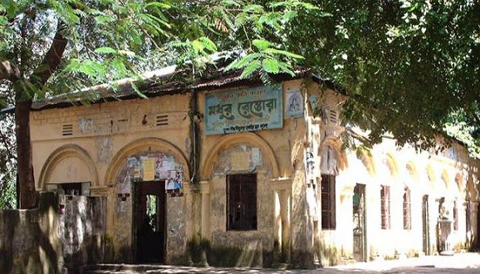 মধুর ক্যান্টিনের সামনে আবারও ককটেল বিস্ফোরণ, আহত ১