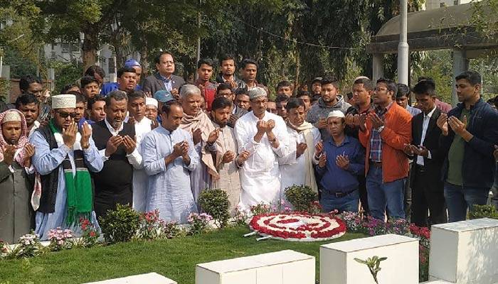 সাবেক মেয়র আনিসুলের কবর জিয়ারত করলেন তাবিথ-ইশরাক