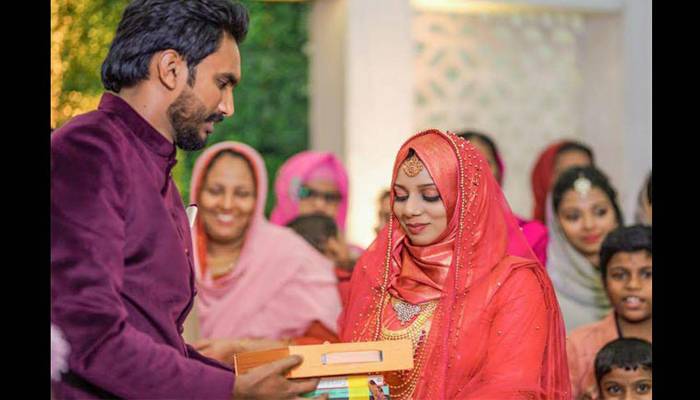 দেনমোহরে বই উপহার নিয়ে দৃষ্টান্ত তৈরি