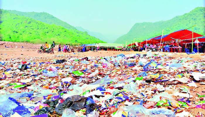 জল-পাথরের রাজ্য এখন প্লাস্টিকের ভাগাড়