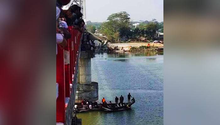 সন্তানদের সেতুতে রেখে নদীতে ঝাঁপ দিলেন মা