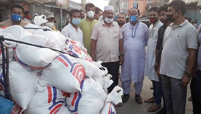 হোসেনপুরে নয়শ’ পরিবারে খাদ্য সহায়তা প্রদান
