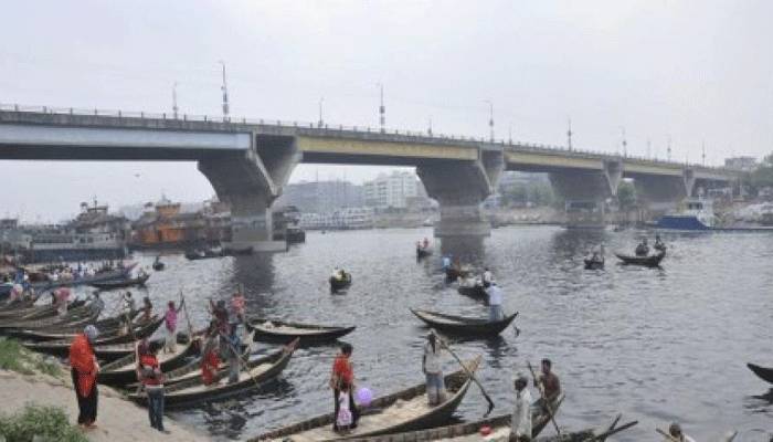 উদ্ধারকারী জাহাজের ধাক্কায় ‘মারাত্মক ফাটল’ বুড়িগঙ্গা সেতুতে