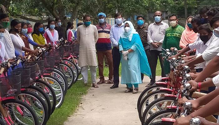 বগুড়ায় ক্ষুদ্র নৃ-গোষ্ঠীর শিক্ষার্থীদের মাঝে সাইকেল বিতরণ