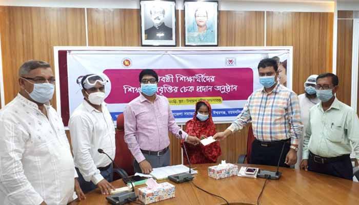 ঈশ্বরগঞ্জে ১১৭ প্রতিবন্ধী শিক্ষার্থীকে বৃত্তিপ্রদান