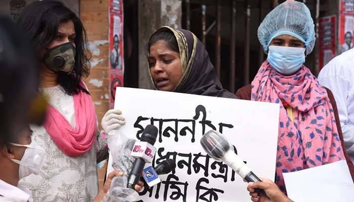 হাতে প্ল্যাকার্ড চোখে অশ্রু