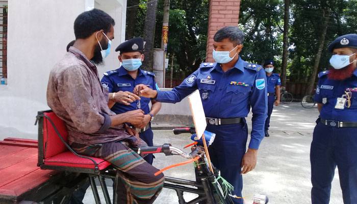 ফরিদপুরে শারীরিক প্রতিবন্ধীকে যন্ত্রচালিত ভ্যান দিল স্বেচ্ছাসেবীরা