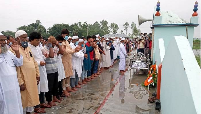 বাবা-মার কবরের পাশে চিরনিদ্রায় এমপি ইসরাফিল
