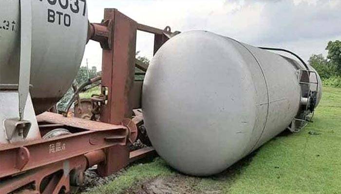 ঈশ্বরদীতে তেলবাহী ট্রেনের ৫ বগি লাইনচ্যুত