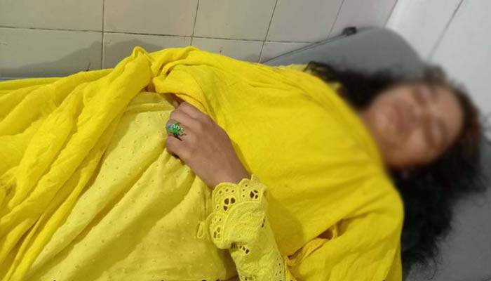 বিয়ের দাবিতে প্রেমিকের বাড়িতে এসে পিটুনি খেয়ে হাসপাতালে তরুণী