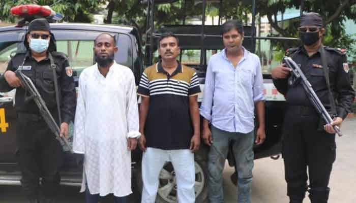 সাভারে গাংচিল বাহিনীর প্রধান সালাউদ্দিনসহ আটক ৩, অস্ত্র উদ্ধার