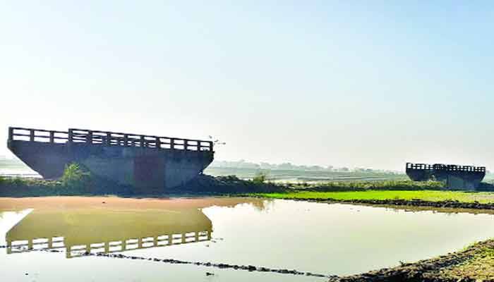 বিলের মাঝে চার 'এতিম সেতু'