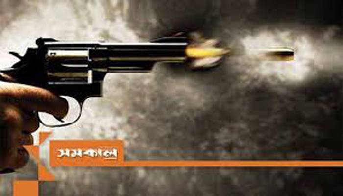 উঠানে বসা শিশুর বুকে উড়ে এসে বিঁধল গুলি