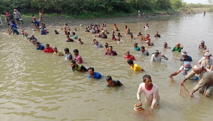 লালপুরে মাছ শিকারীরা মেতেছেন ‘বাউত’ উৎসবে