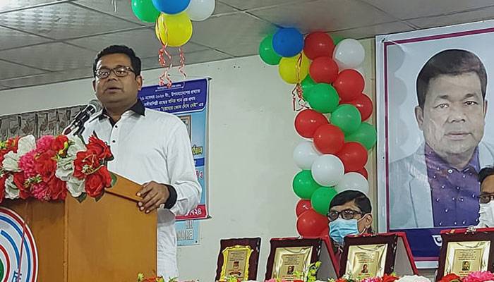 ঘাত-প্রতিঘাত পেরিয়ে যেভাবে শিল্পী হয়ে ওঠেন মনির খান