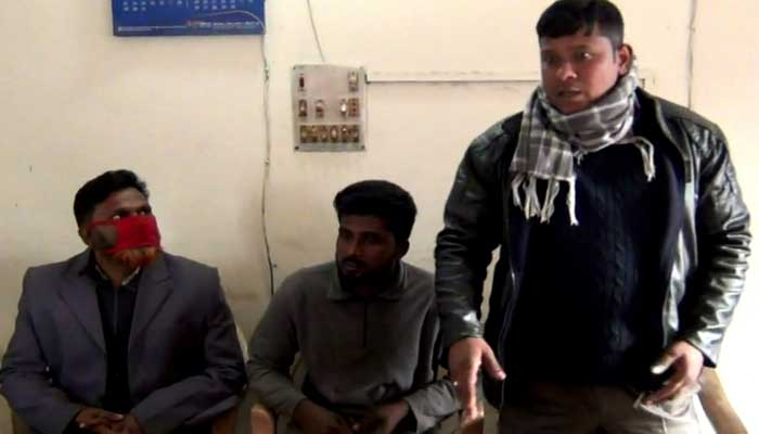 সংবাদ সম্মেলন করে পুলিশ কর্মকর্তার নির্যাতনের বর্ণনা দিলেন তারা
