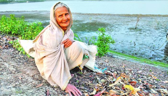 শীত নিবারণের কাপড় নেই নীলা কয়ালের