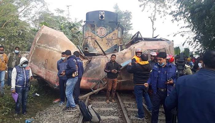 জয়পুরহাটে ট্রেন-বাস সংঘর্ষ: ৪ সদস্যের তদন্ত কমিটি গঠন