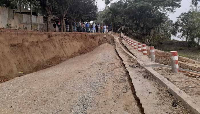হঠাৎই ১০ ফুট দেবে গেল ব্যস্ত সড়কটি