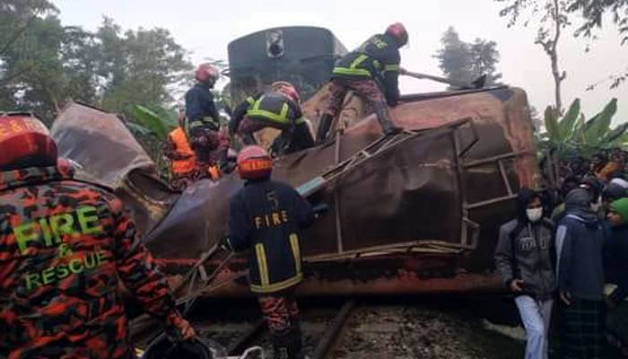 বাসকে ধাক্কা দিয়ে লাইনচ্যুত হয়ে যায় ট্রেনটি