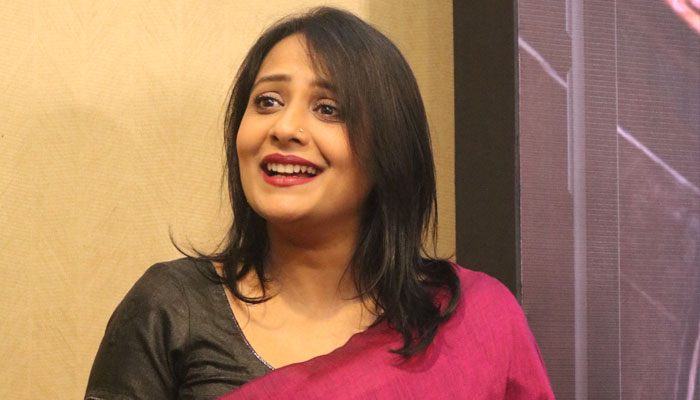 মা হলেন অপি করিম