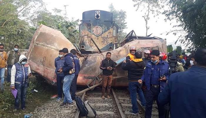 জয়পুরহাটে ট্রেন-বাস সংঘর্ষের ঘটনায় গেটম্যান সাময়িক বরখাস্ত
