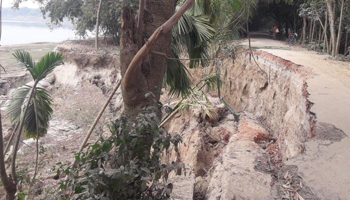 কালুখালীতে গড়াইয়ে বিলীন বেড়িবাঁধ, দুর্দশায় ১০ গ্রামের মানুষ