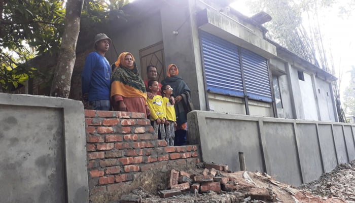 বাড়ি থেকে বের হওয়ার পথ নেই পরিবারটির