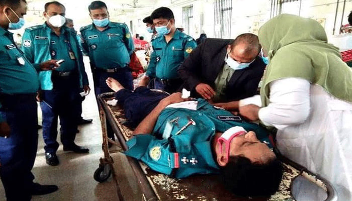 রাজশাহীতে চেকপোস্টে পুলিশ সার্জেন্টকে পিটিয়ে আহত