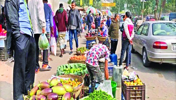 ফুটপাত ও রাস্তা দখল করে দোকানপাট
