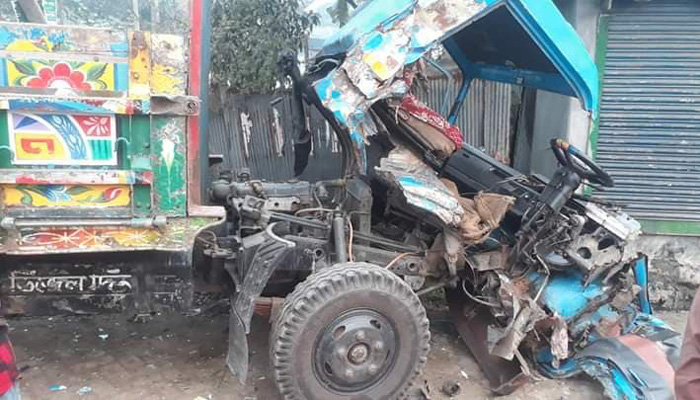 ট্রেনের ধাক্কায় দুমড়ে-মুচড়ে গেল ট্রাক, লাফিয়ে রক্ষা চালকের