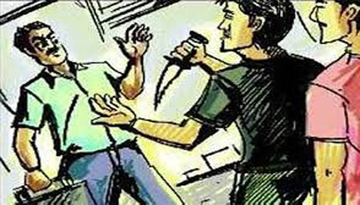 ঢাবি এলাকায় যুবককে ছুরিকাঘাত করে টাকা-ফোন ছিনতাই