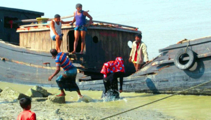 ধাক্কায় ভাঙা ট্রলার যাত্রী নিয়ে ডুবতে ডুবতে পৌঁছাল তীরে