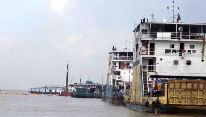 ঘন কুয়াশায় পাটুরিয়া-দৌলতদিয়া নৌরুটে ফেরি চলাচল বন্ধ