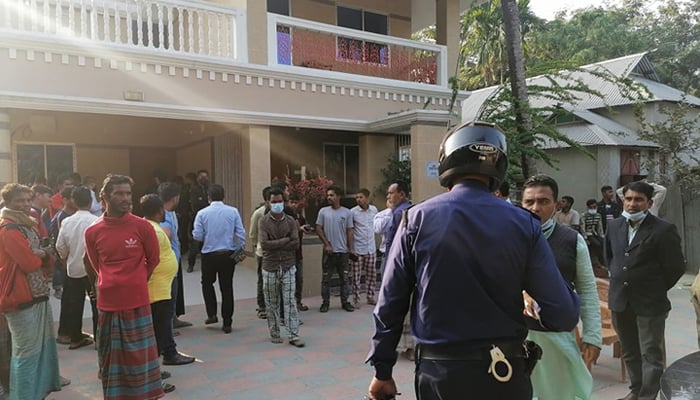 স্বাস্থ্যসচিবের বাড়িতে হামলা, এসিল্যান্ডকে পিটিয়ে পুকুরে