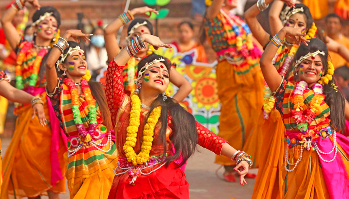 নগরজুড়ে বাসন্তী ভালোবাসা