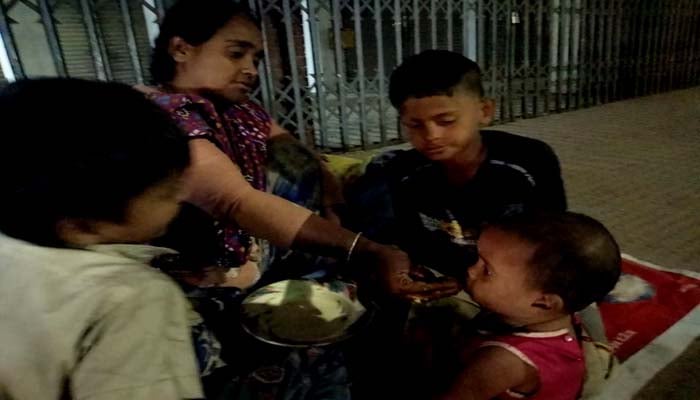 গভীর রাতে এক প্লেট ভাত ও চারটি ক্ষুধার্ত মুখ