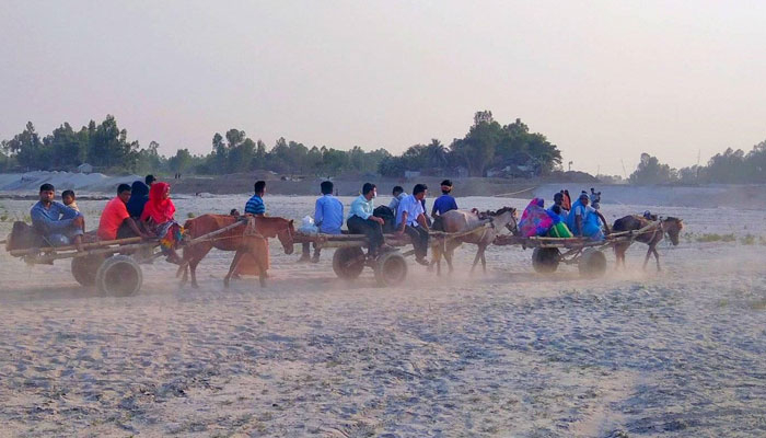 চরে যোগাযোগের সম্বল যখন ঘোড়ার গাড়ি