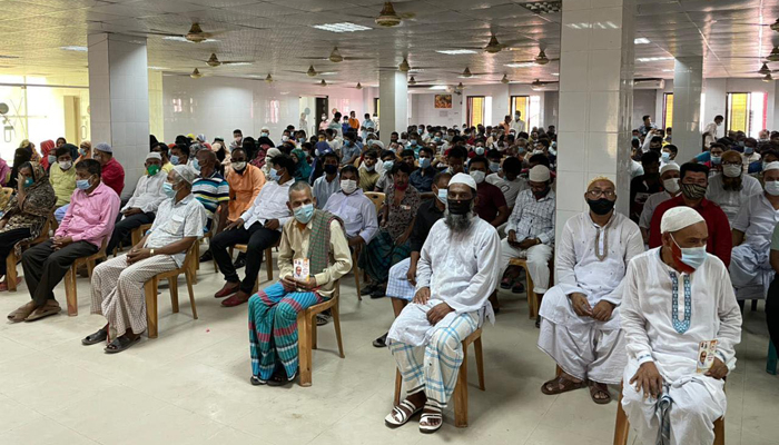 কামরাঙ্গীরচরের ১১০০ অসহায়কে নগদ অর্থ দিলেন এমপি কামরুল ইসলাম