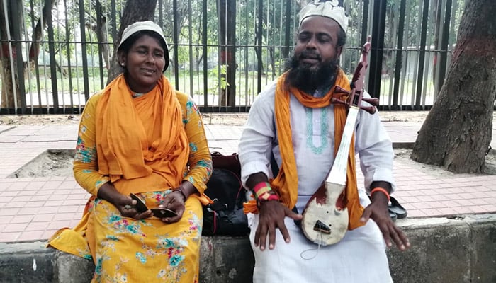 বিটিভির তালিকাভুক্ত শিল্পীর জীবন চলে এখন পথে পথে গান গেয়ে