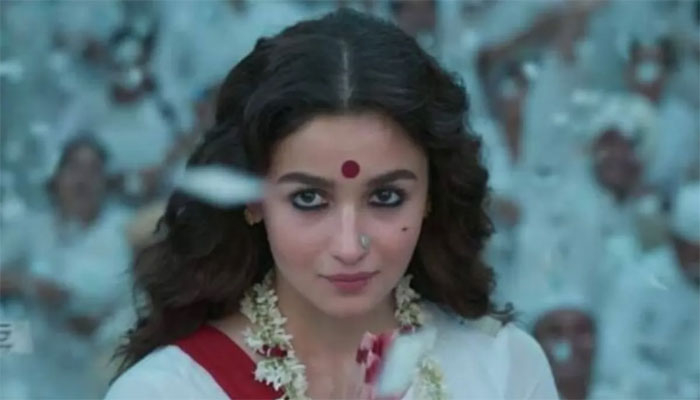 শুটিং শেষে আবেগঘন আলিয়া