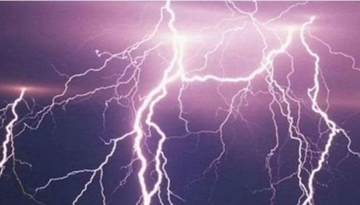 রাজধানীতে বজ্রপাতের সময় ৩ জনের মৃত্যু
