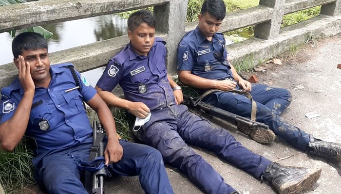 মাদারীপুরে আ’লীগের দুই গ্রুপে সংঘর্ষ, ৩ পুলিশসহ আহত ১৫