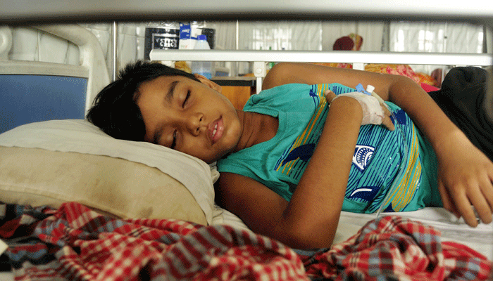 ডেঙ্গু: আক্রান্তে রেকর্ড, ঢাকার হাসপাতাগুলোতে বাড়ছে চাপ