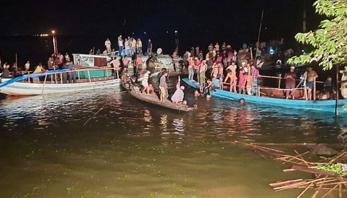 ট্রলারডুবি: বিজয়নগরে নৌযান চলাচল বন্ধ